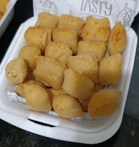 Travesseirinhos e salgadinhos fritos