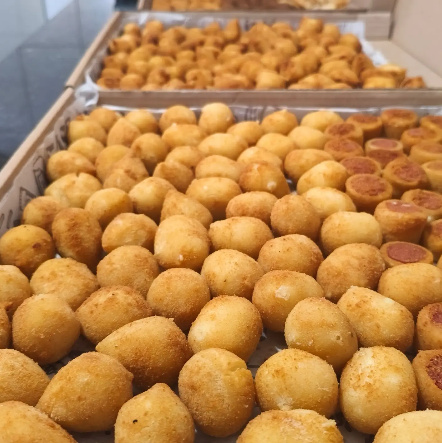 Caixa cheia de salgados deliciosos da Salgados da Cá