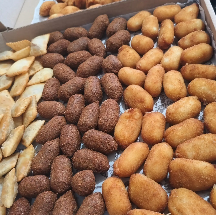 Mix de salgados kibe pastel e risoles
