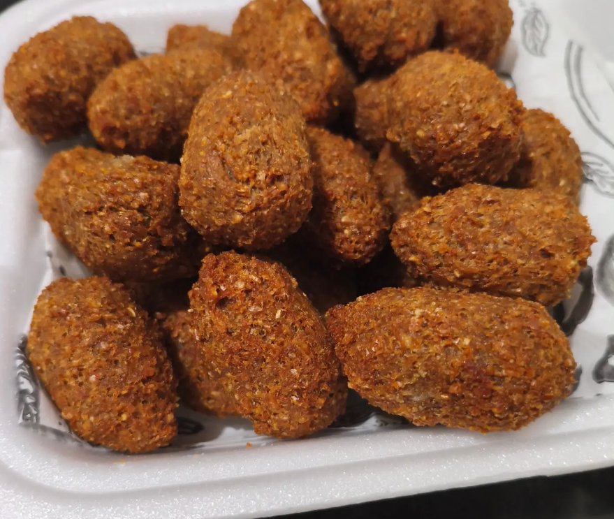 Kibes fritos crocantes e quentinhos